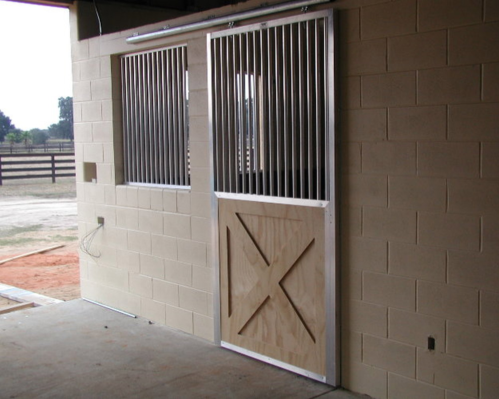 Horse stall front featuring 2" between bar spacing.