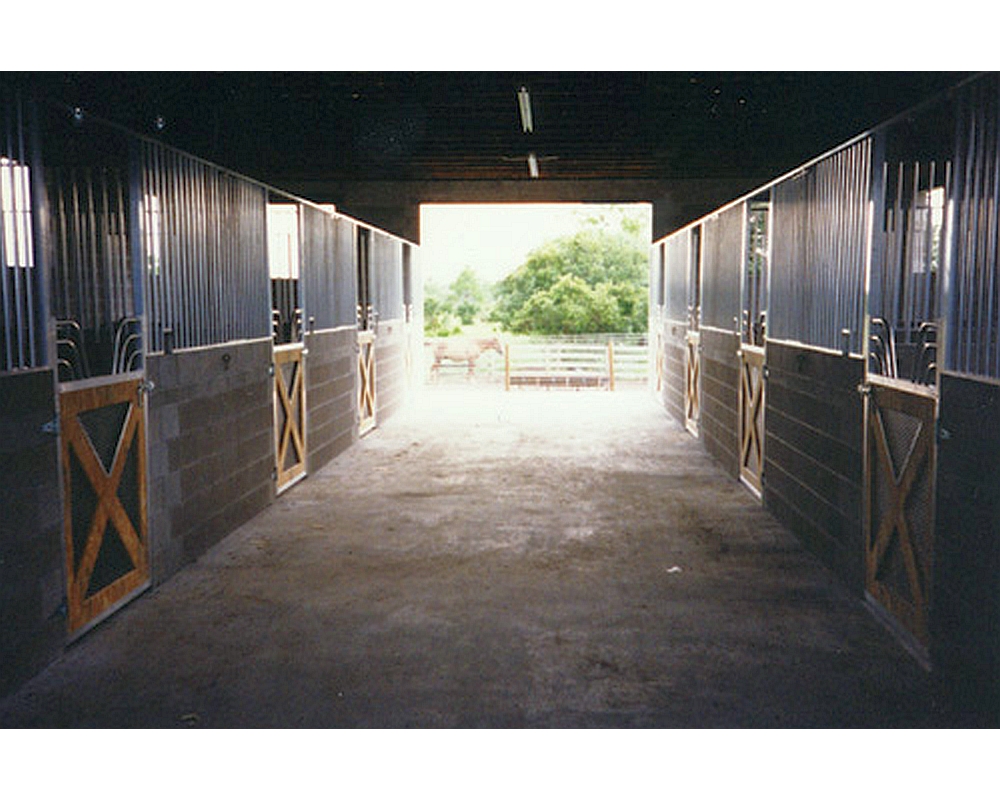 Horse stable center aisle