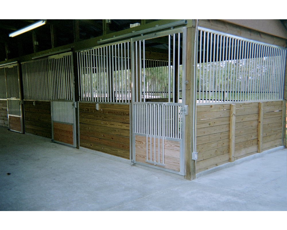 Horse stall with sliding door, front grill and side grill.