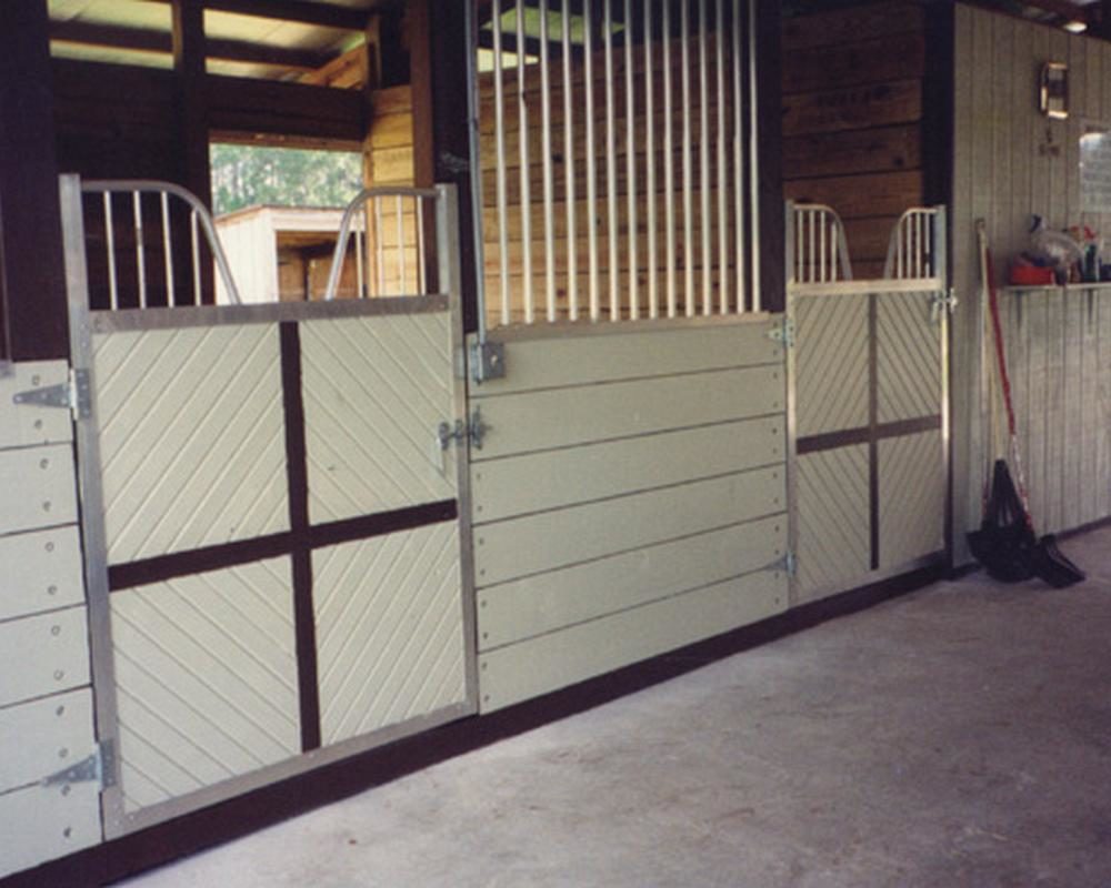 Diamond gossip gate for horse stalls.
