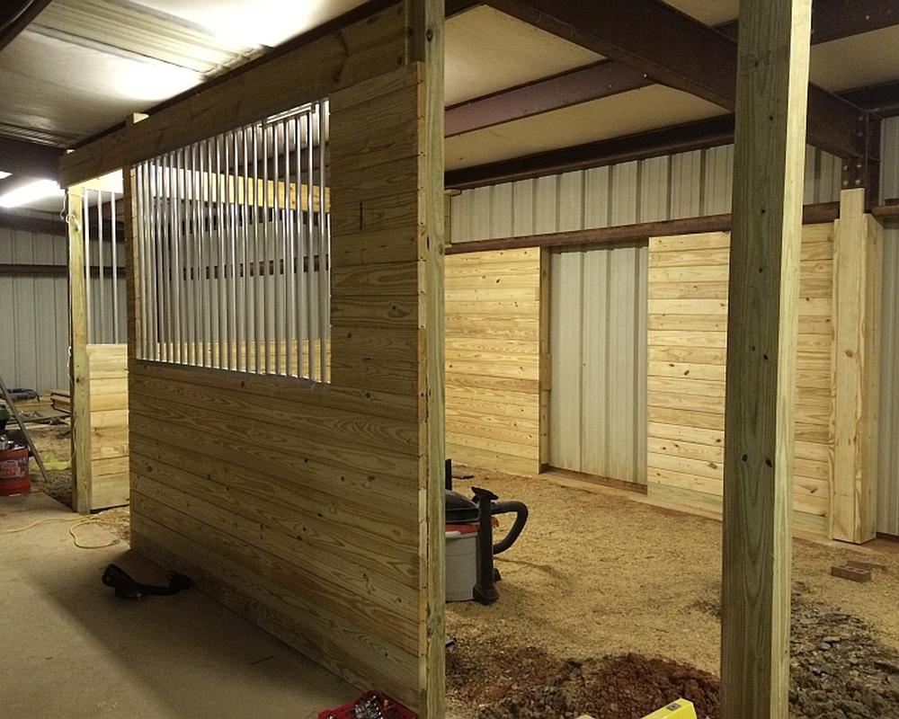 Noffsinger horse barn with aluminum horse stall products.