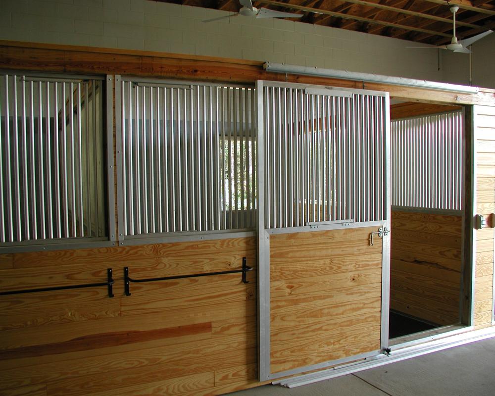 Horse stall front featuring 1" between bar spacing.